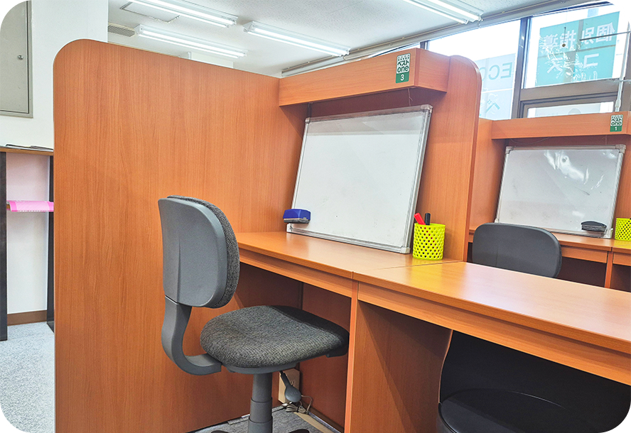 ホワイトボード付きの机です